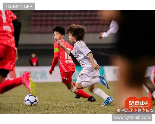 中国队迎战伊拉克队足球赛激情四溢期待精彩对决展现足球魅力与团队精神